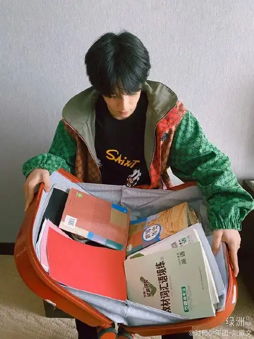 加油吧读书人刘耀文绿洲晒满满一箱作业埋头苦读