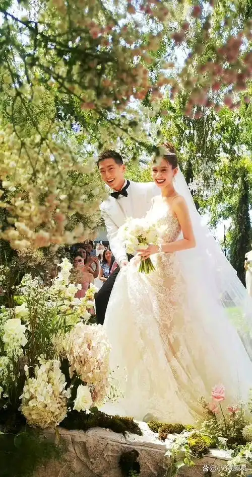 窦骁向何超莲求婚,两个人敷着面膜坐在床上,窦骁突然拿出戒指