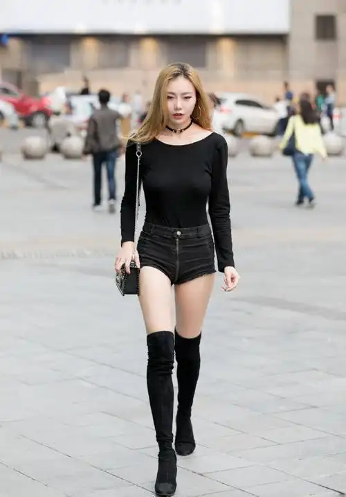 短裤配长靴,女王范儿十足