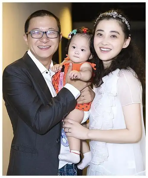 《父母爱情》女演员的老公,个个优秀,而王秀娥的伴侣最帅!