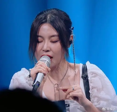 烟嗓少女萨吉独特唱法充满魅力赋予歌曲新的生命