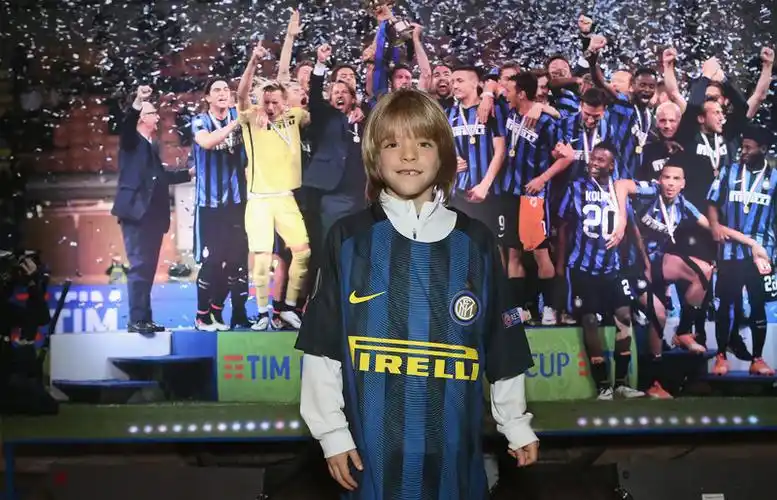 苏宁少东家张康阳,俱乐部副主席萨内蒂,主帅皮奥利以及托尔多,斯坦科