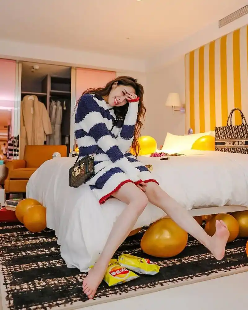 作为时尚宠儿的她,时常在ig上分享的生活美照,大玩