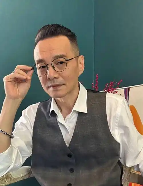 60,70岁的男士:尽量把头发留短留长,换成这种更帅气的儒家发_发型