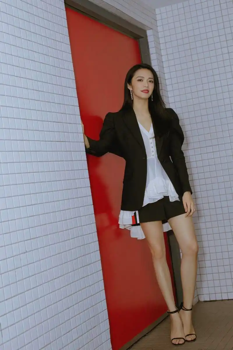 2019 resort; 首饰:swarovski施华洛世奇 x atelier; 高跟鞋:giuseppe