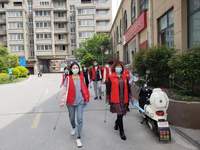 会后,年轻党员到街巷进行捡拾果皮纸屑志愿者服务活动