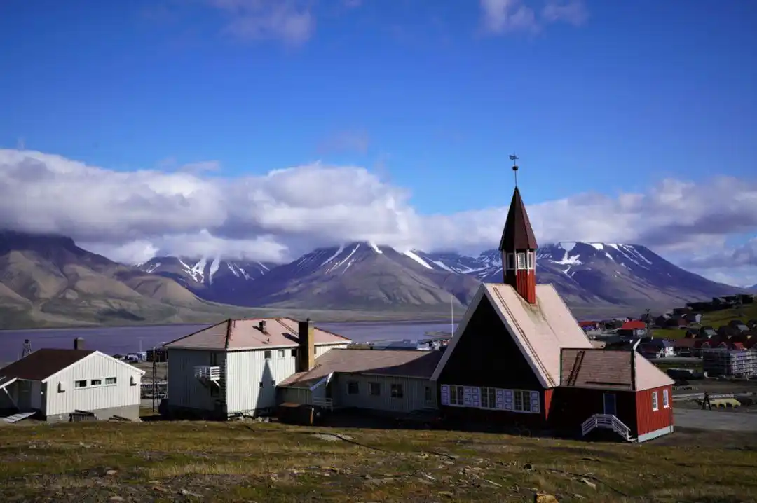 斯瓦尔巴群岛它就是而且北极熊的数量比人都多这里不仅景色壮观但是确