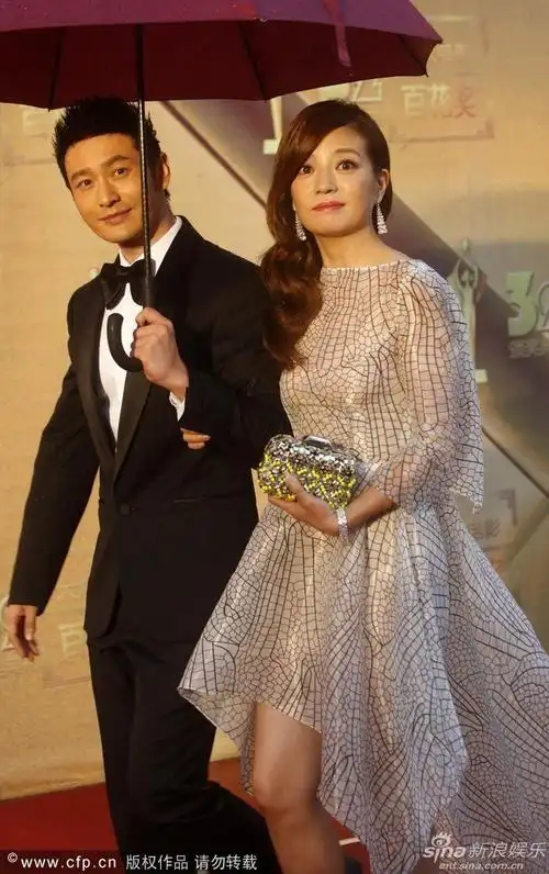 赵薇和黄晓明携手走闭幕红毯,同撑一把伞如偶像剧