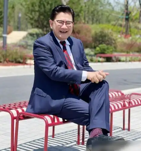 六主持人事件后曹可凡可要忙起来了