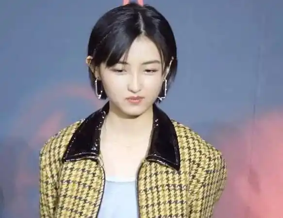 原创张子枫现身成都皮肤白嫩侧颜超美同框168女演员身高真相了