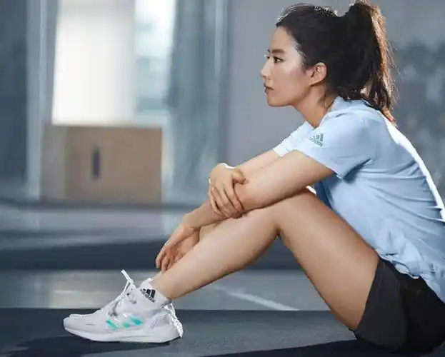 刘亦菲健身照被疯传,我却被她的手指头吸引,这美甲款式真绝了