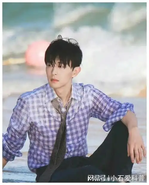邓伦超级超级阳光帅气迷人十足的,为人随和善良的男人!