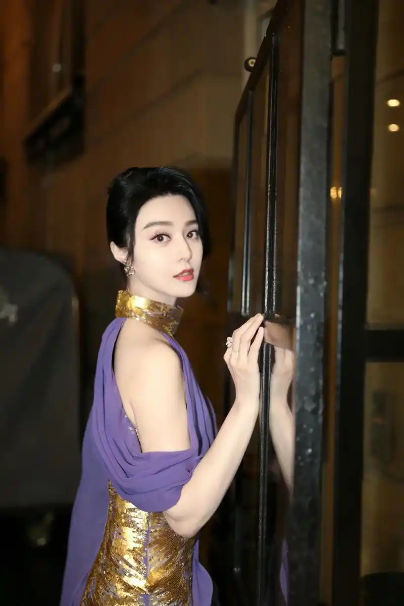 范冰冰红毯.@范冰冰 与评审团成员共同亮相第71届圣塞巴斯蒂 - 抖音