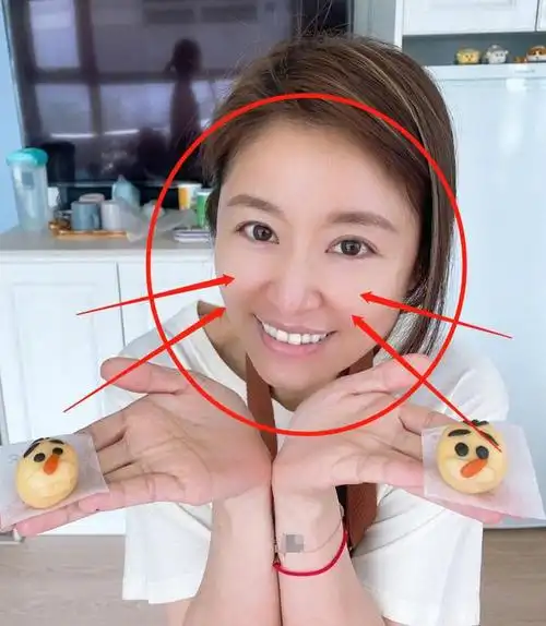 林心如晒素颜照引关注怼脸自拍超任性45岁皮肤状态却让人看愣