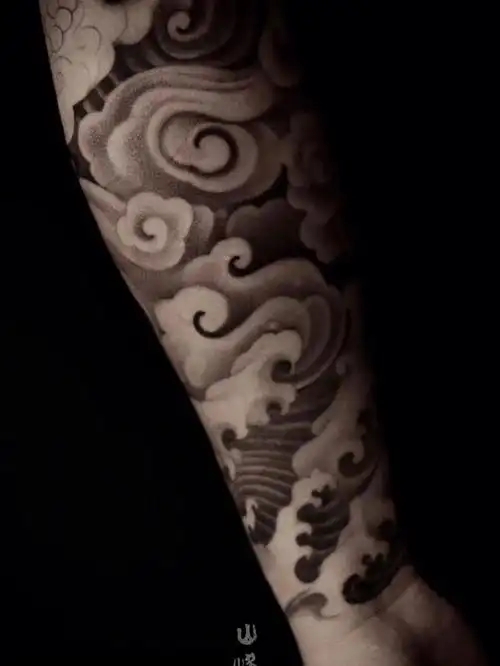 新式传统风格纹身云浪