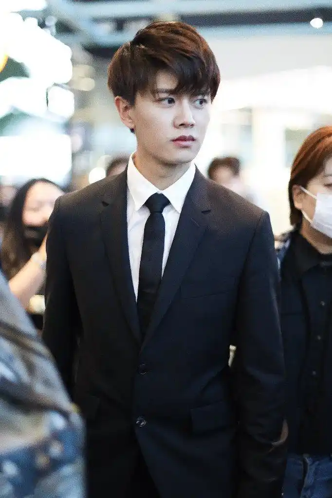 任嘉伦最新机场照,图二的他清纯帅气,最后一张帅到爆表!