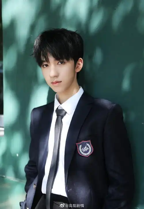 贺峻霖的校服七连拍##贺峻霖热到想把空调背上