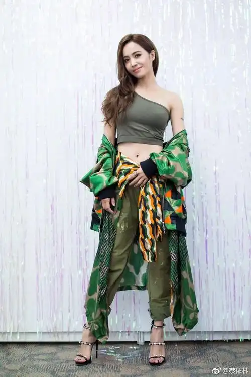 蔡依林156cm穿出女王范,气场秒变1米8,小个子这样穿时髦又显高!