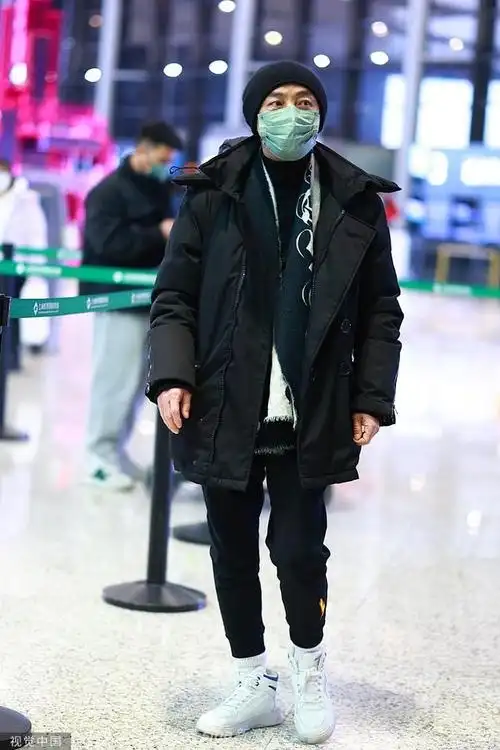 组图张卫健机场戴线帽造型休闲遇粉丝合影弯腰配合超nice