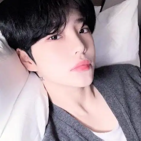 男生头像真人帅气带点微笑的