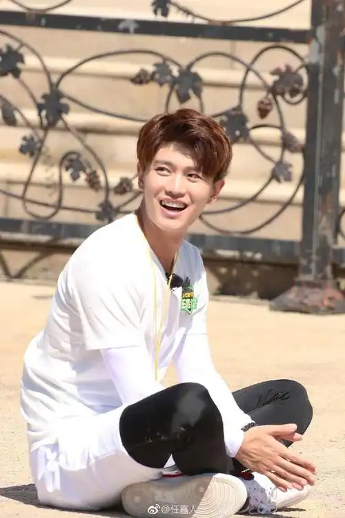 原名「任国超」,大器晚成的任嘉伦不是科班演员出身