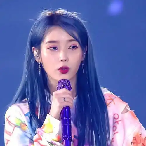 iu台北演唱会火爆全场,中文问候感动粉丝,暖心举动泪目众人!