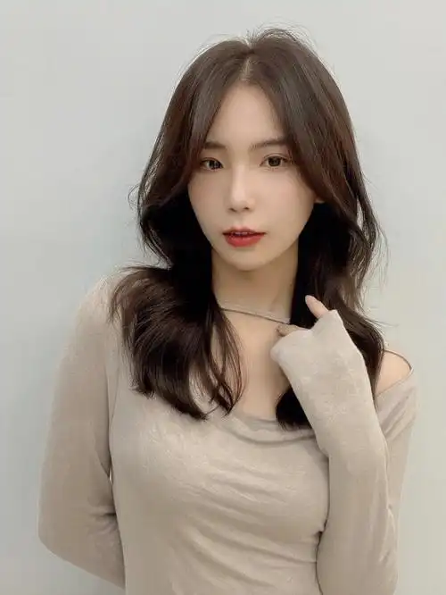 巧克力色]长发造型很气质尽显精英的干练时尚气息巧克力色头发不但