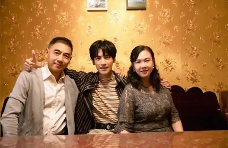 罗云熙一家三口合照父母颜值都很高怪不得儿子这么帅