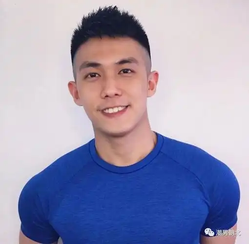 二,子弹头发型男生个子在170cm左右,自己的发型就要选择一些更加干净