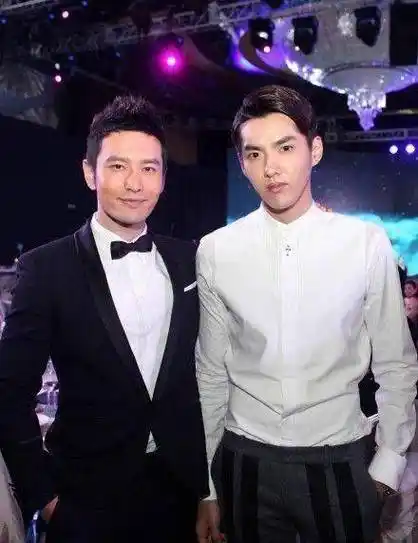 吴世勋鹿晗同框,男神同框pk颜值到底谁更帅?_吴亦凡_张艺兴_胡歌