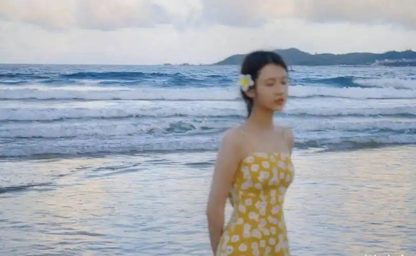 张慧雯海滩边写真,黄色吊带印花裙跪在沙滩上玩耍,好有夏天感觉_气质