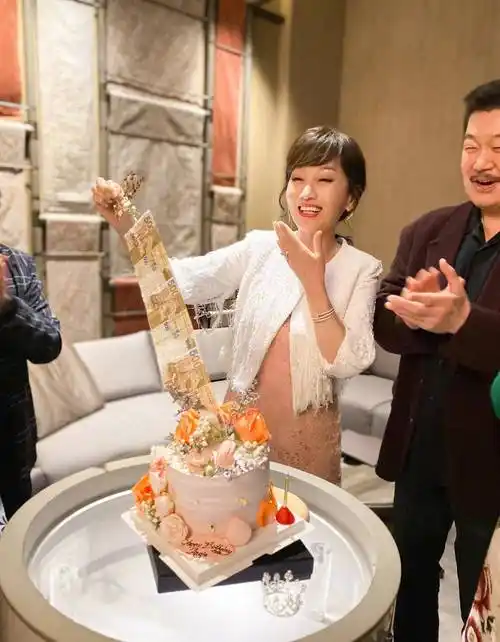 赵雅芝真是美了一辈子,穿粉裙庆生优雅出众,66岁被老公宠成女王_白色