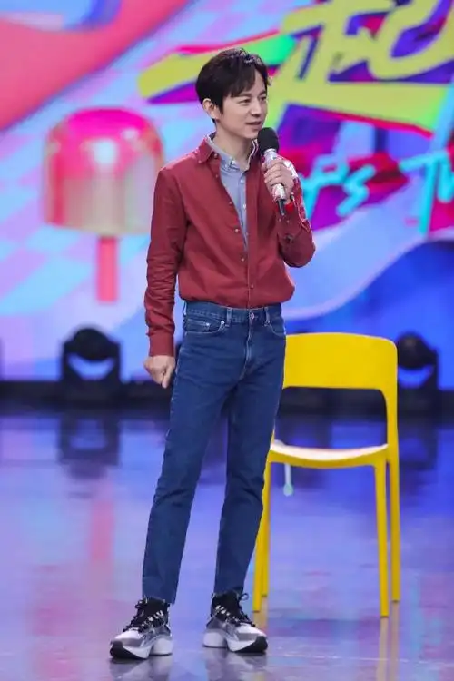 何炅上周在《快乐大本营》节目中脚上这款跑鞋,在节目播出的时候就