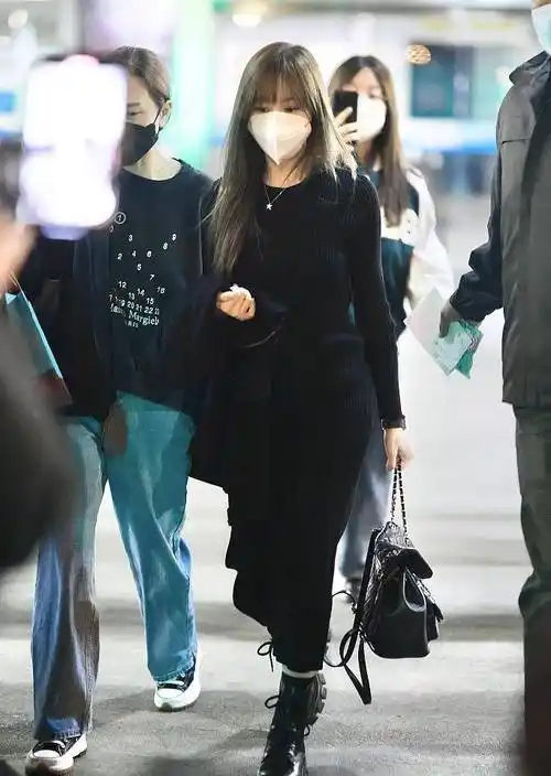 40岁王心凌身穿黑色针织连衣裙搭配马丁靴现身机场,帅气又可爱!