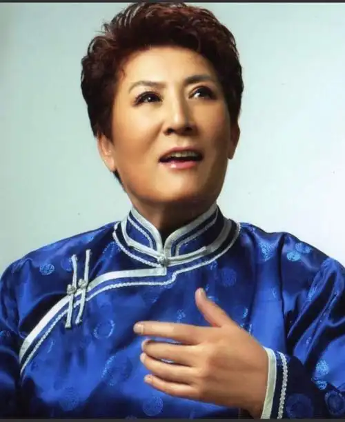 我在网上找了张德德玛的照片,还是蓬蓬更酷!