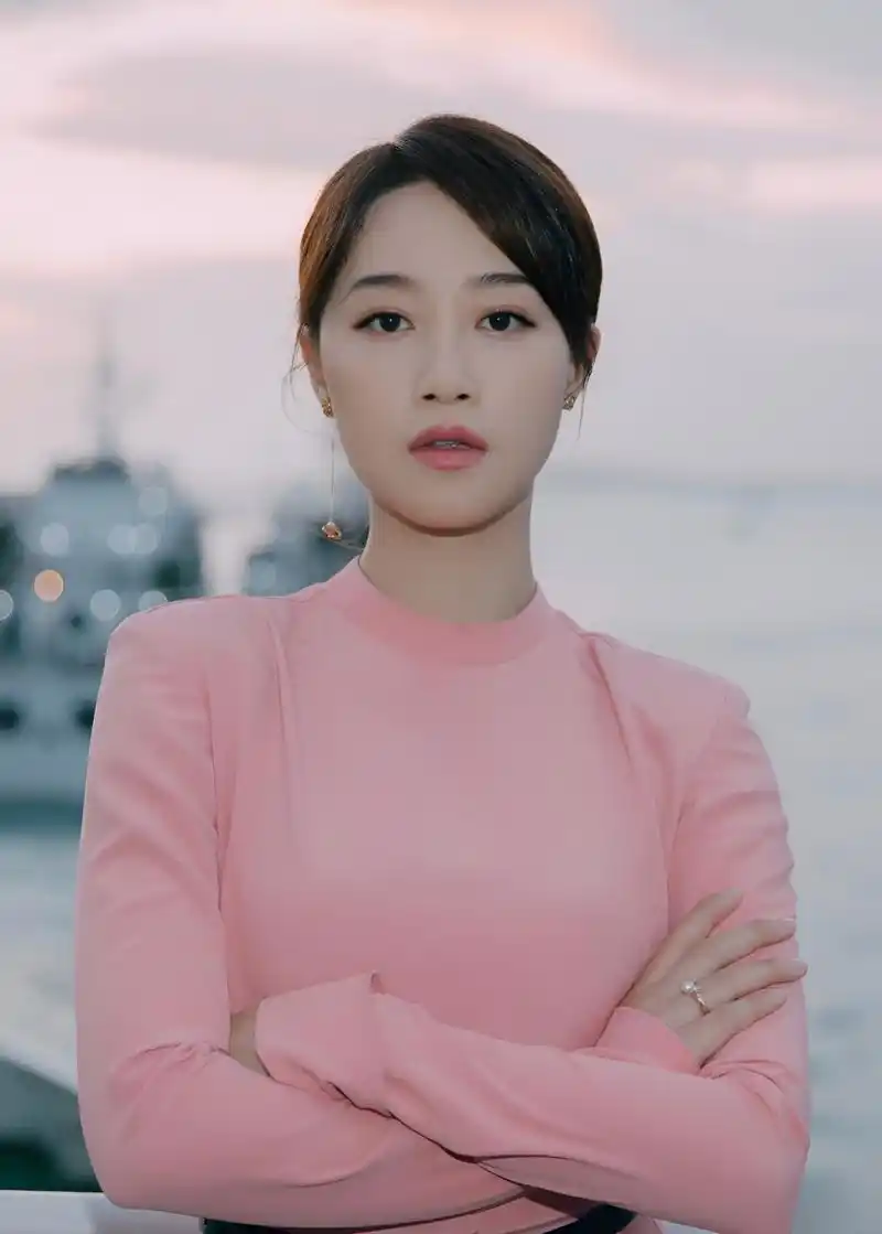 蓝盈莹身穿粉色礼服裙拍摄的海边写真近日曝光.