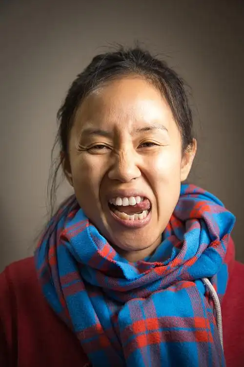 一个做鬼脸的女人的肖像图片下载