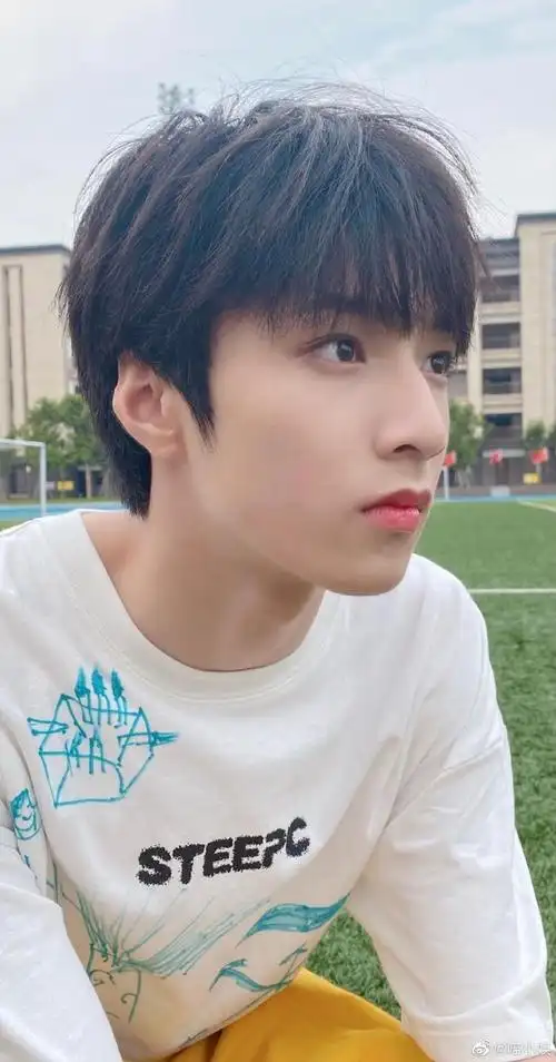 刘耀文怼脸比心大片