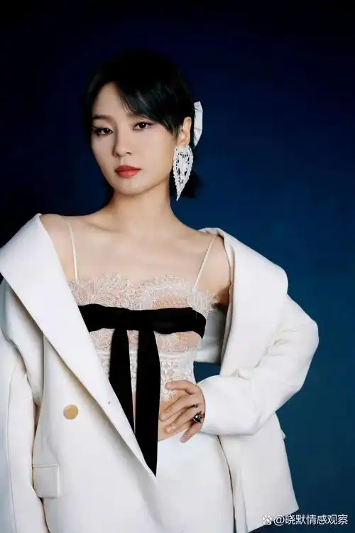 39岁的周笔畅,习惯了她穿男装的样子,突然这么有女人味,有点不习惯