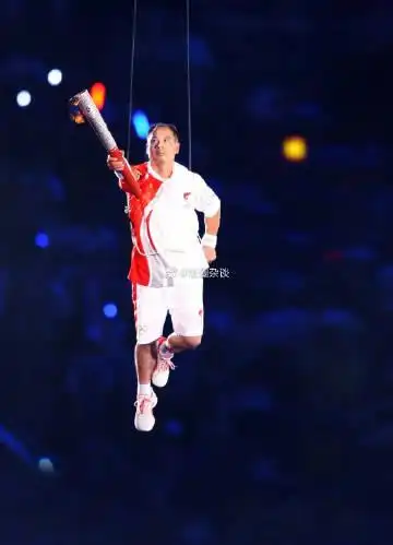 12月15日晚,华晨宇晒出与李宁的合照,还有两人在鸟巢吊威亚的照片