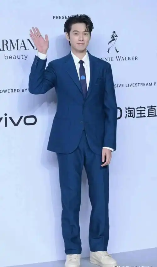 易烊千玺一身灰色西装搭配黑色长裤,虽然身形稍显娇小,但头型却十分