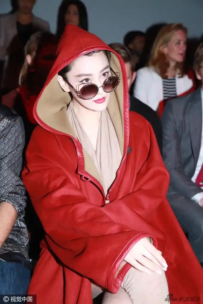 组图:张馨予时装周又搞事情 下衣失踪似巫婆_高清图集_新浪网