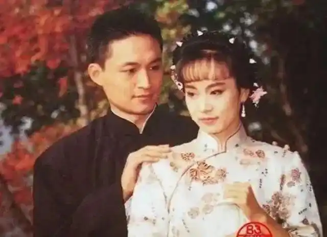 后来,他又拍了琼瑶的《青青河边草》《梅花烙》《水云间》,一时间大红