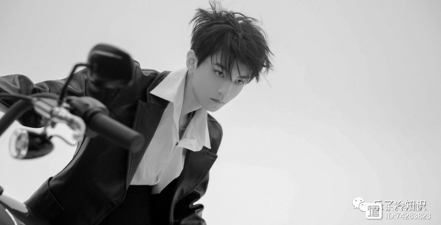 王俊凯侧颜杀温柔努力聪明的小凯少年黑白画风