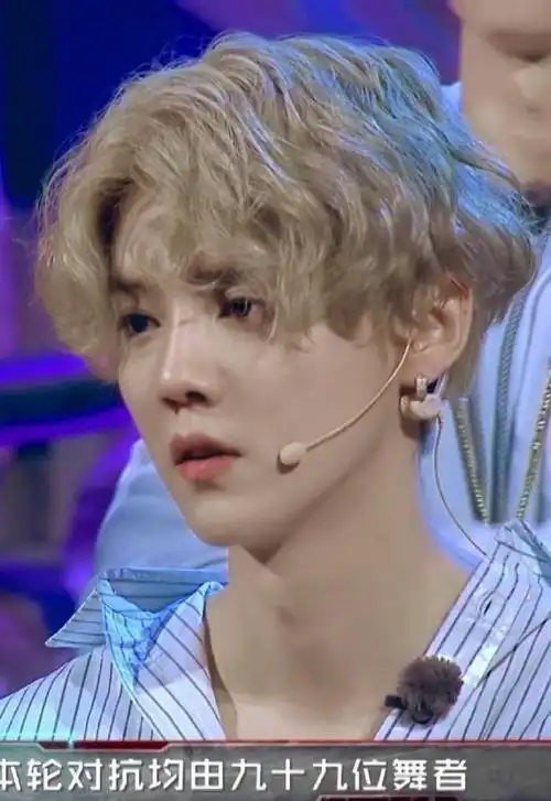 鹿晗金色卷毛造型