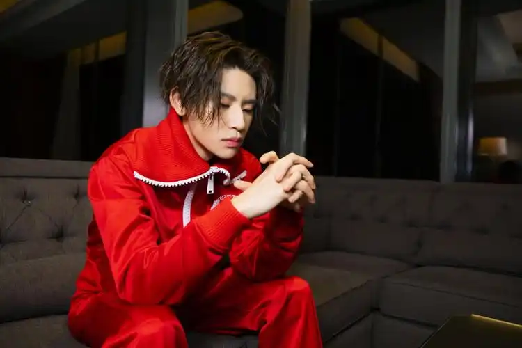 小鬼王琳凯红色套装写真图片