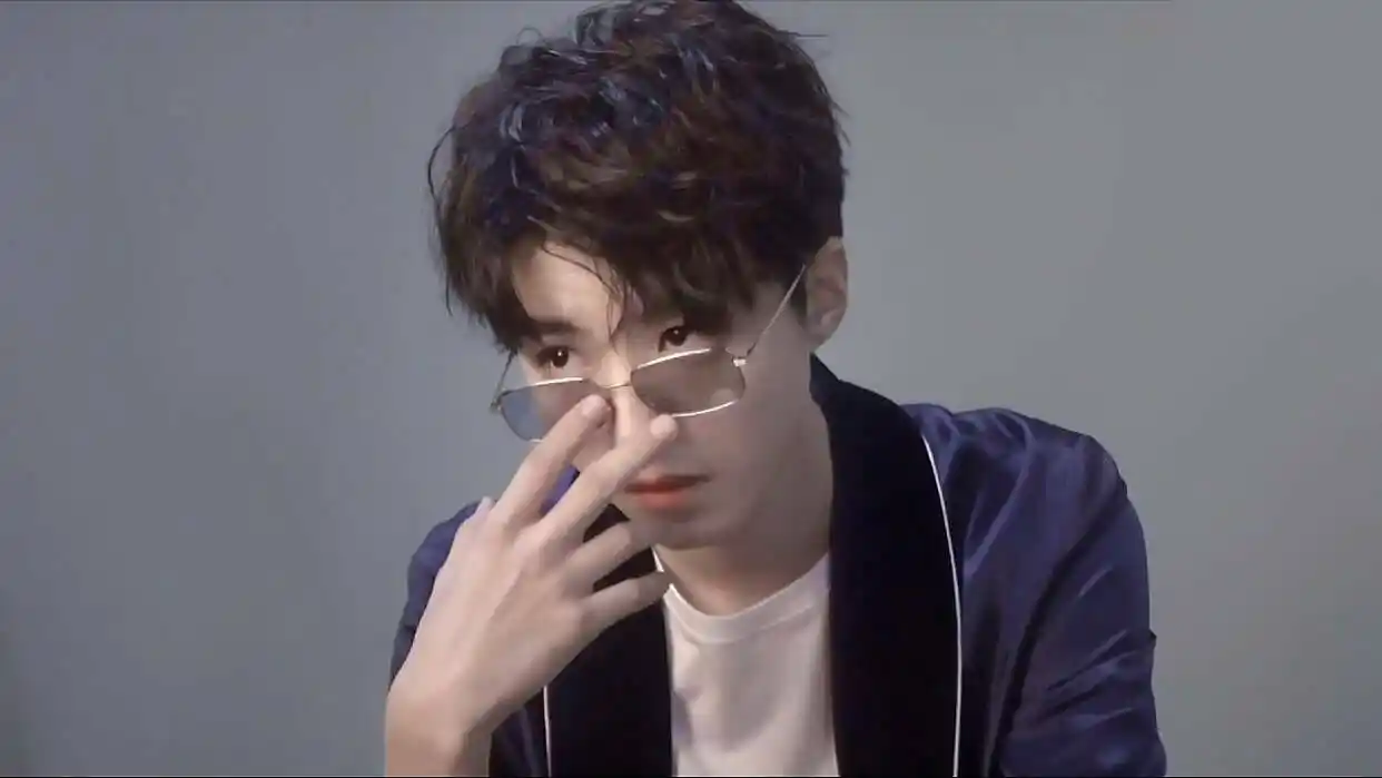 [王俊凯][新闻]200402 王俊凯眼镜杀小合集 不同风格诠释独特帅气