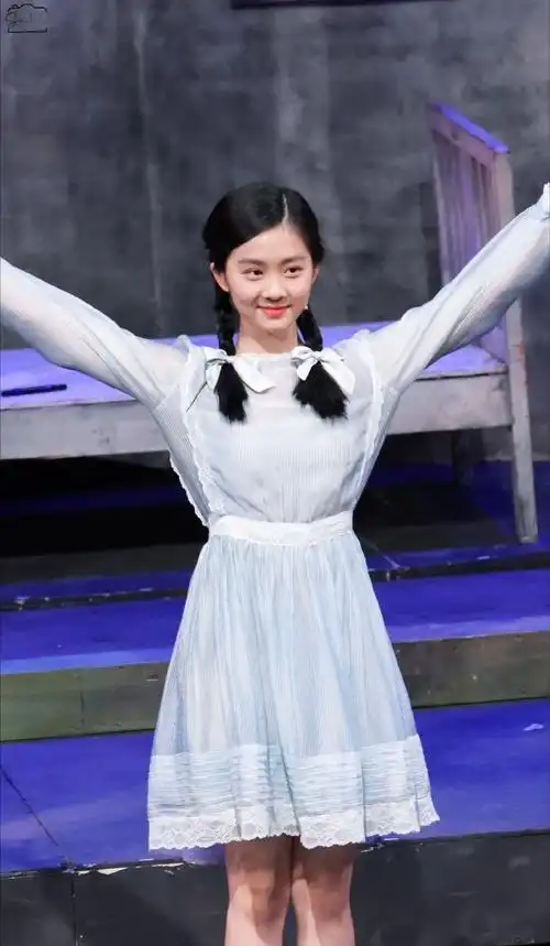 黄多多高中毕业#孙莉发文祝福女儿高中毕业,18岁黄多多戴毕业礼帽