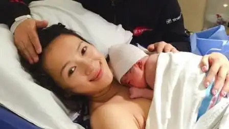 章子怡首晒产房里生醒宝的画面,汪峰第一时间跑去