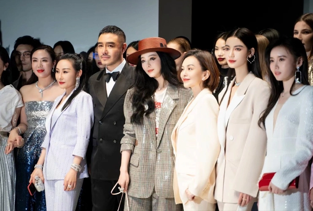 范冰冰大方晒近照,与造型师甜蜜互动,奇特妆容设计像极蒙娜丽莎